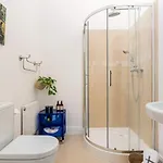 King Bedroom En-suit Bathroom, Easy To Centre Séjour chez l'habitant