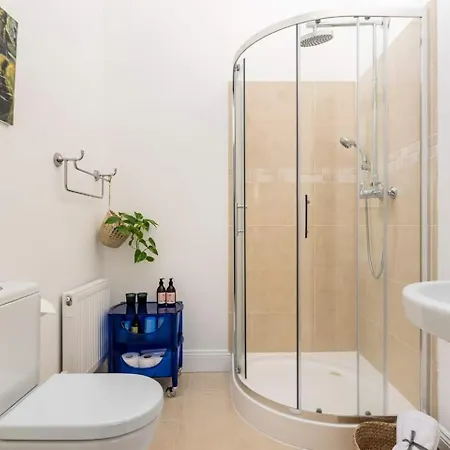 King Bedroom En-suit Bathroom, Easy To Centre Homestay szállás