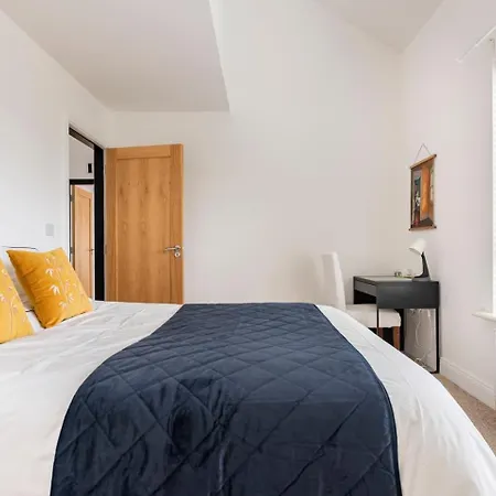 King Bedroom En-suit Bathroom, Easy To Centre *