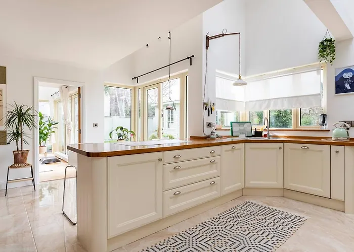 King Bedroom En-suit Bathroom, Easy To Centre