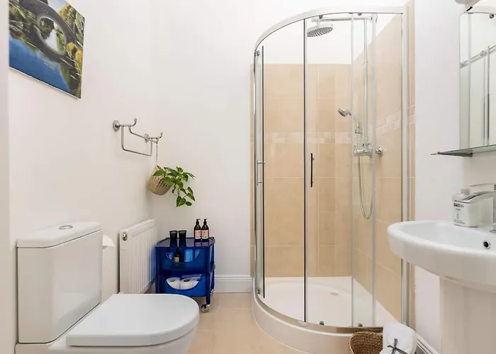 King Bedroom En-suit Bathroom, Easy To Centre Homestay szállás