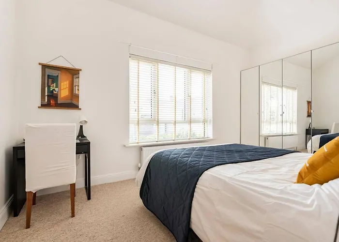 King Bedroom En-suit Bathroom, Easy To Centre * Foxrock