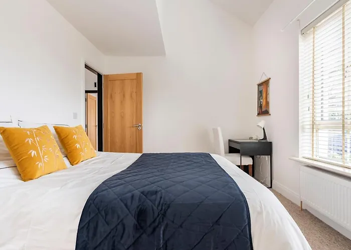 King Bedroom En-suit Bathroom, Easy To Centre *