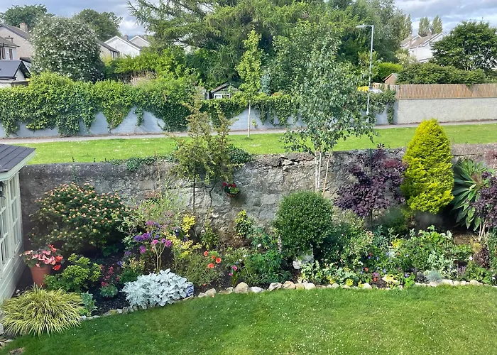 King Bedroom En-suit Bathroom, Easy To Centre *